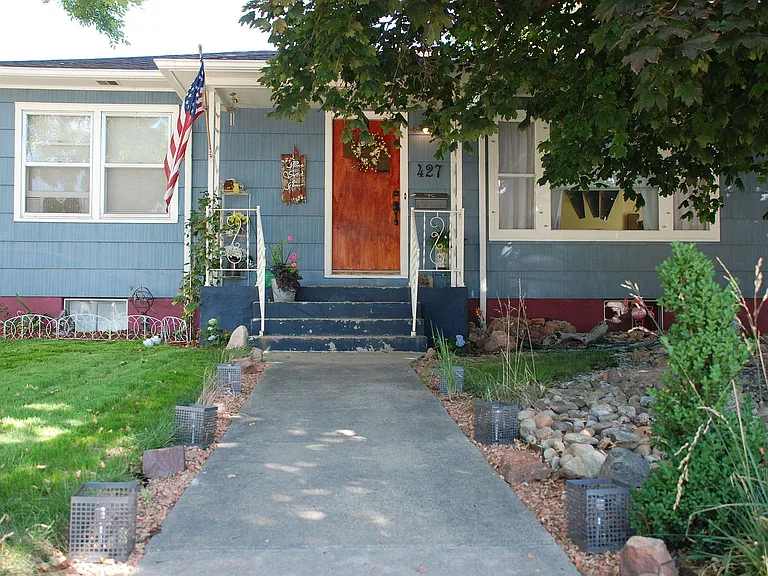 W 8th St — Photo 1