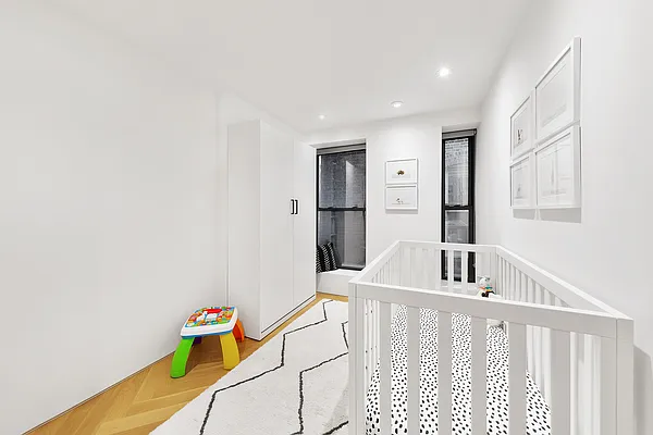 Sold by Warburg | media 9