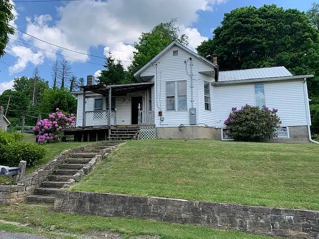 203 E High St photo 1