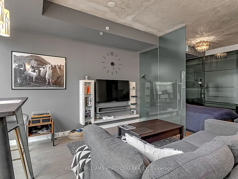 629 King St W #622 — Photo 14