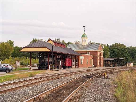 4th image of 15 Railroad Row #2C1