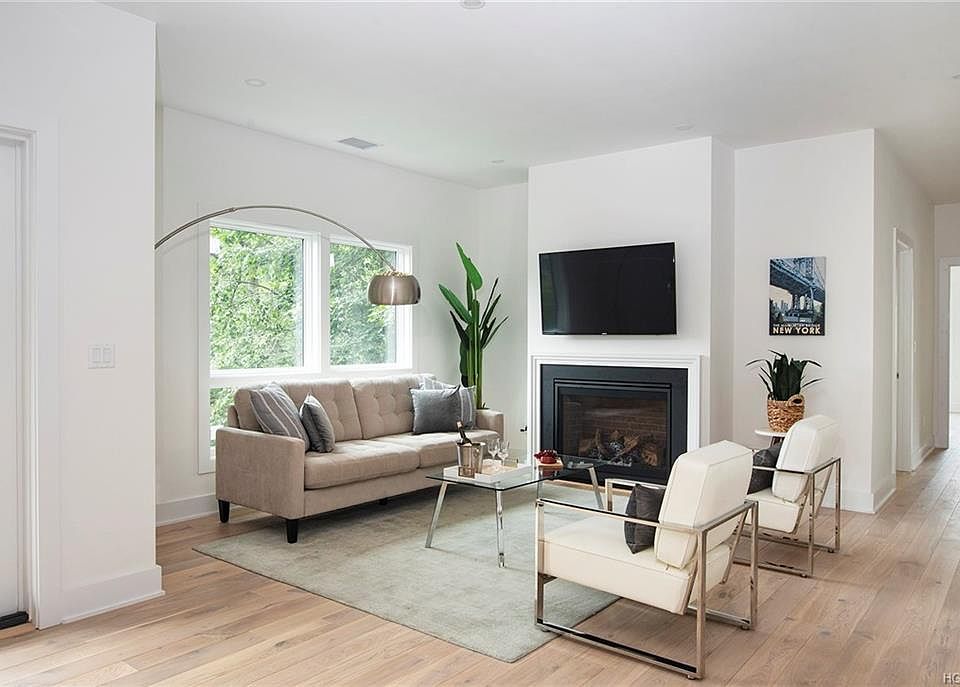 1st image of 8 Boulevard Unit 204