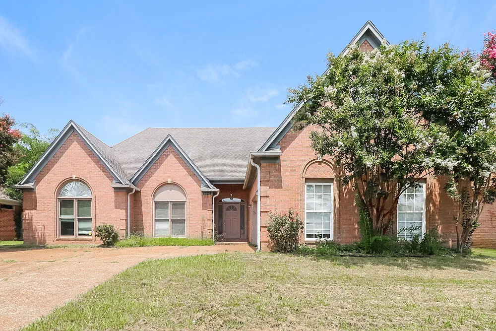 4 bed, 2.0 bath, 2974 sqft, $2,200 — Photo 1