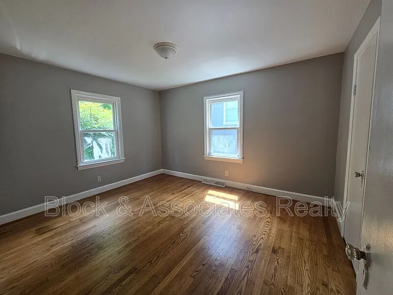 1034 E Lexington Ave — Photo 12
