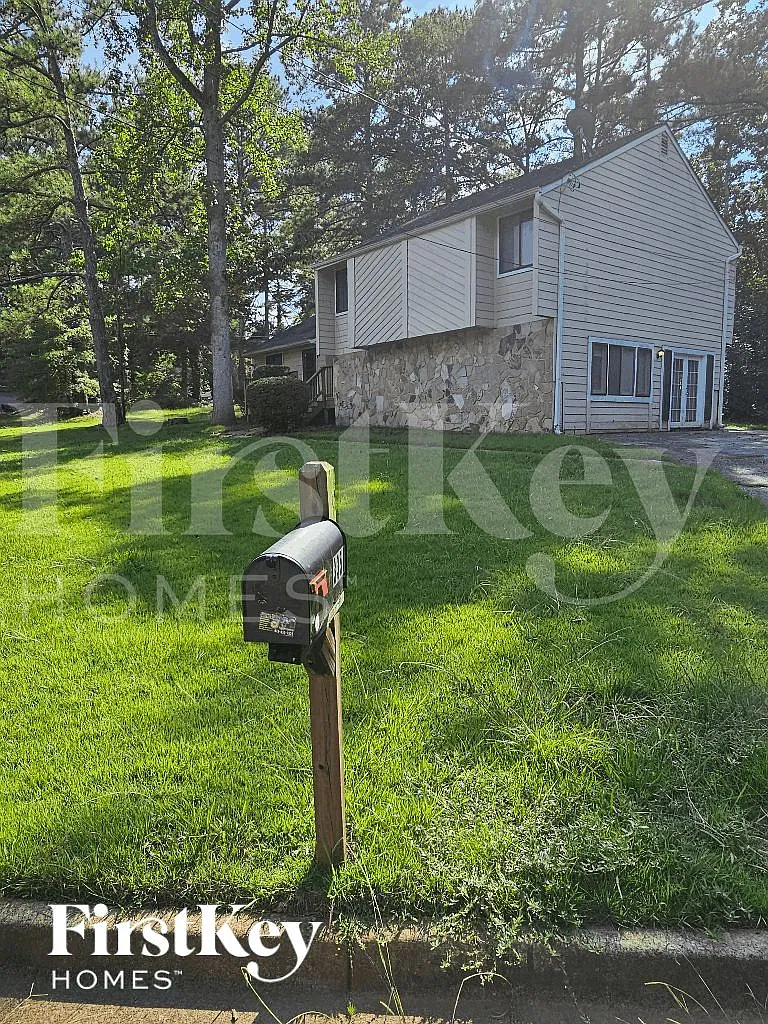 3 bed, 2.5 bath, 2084 sqft, $2,005 — Photo 1