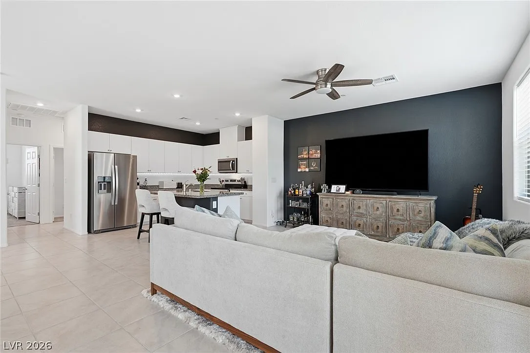 3 bed, 2.0 bath, 1364 sqft, $2,300 — Photo 3