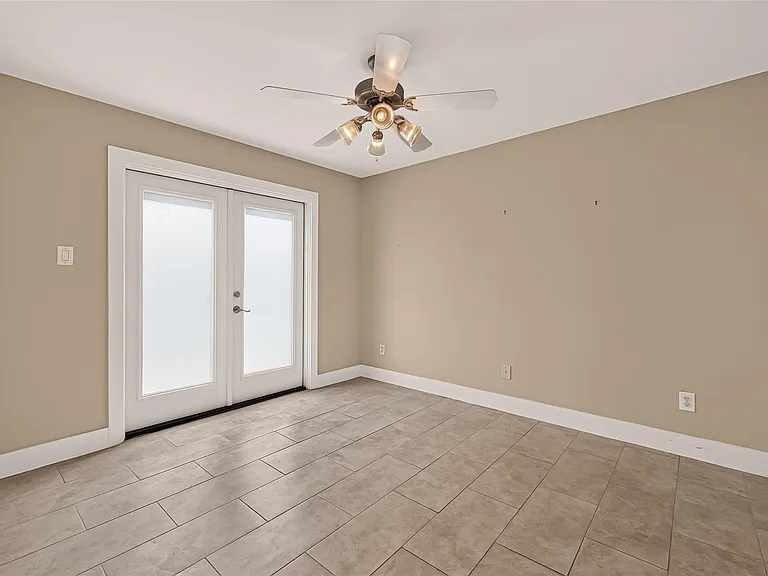 733 W 22nd St #D — Photo 5