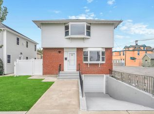 (Undisclosed Address), New Hyde Park, NY 11040