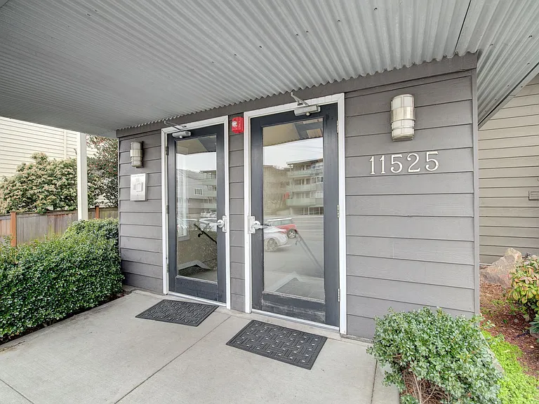 11525 Greenwood Ave N #401 — Photo 2