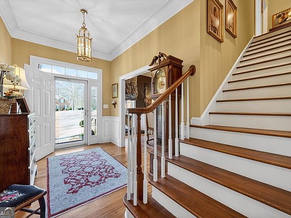 4th image of 242 Pebblebrook Ln