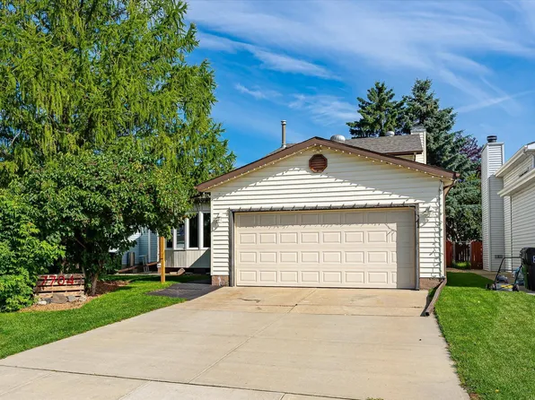 7704 152b Ave NW, Edmonton, AB T5C 3M5