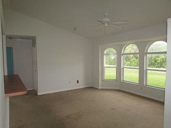 5th image of 324 SW Millard Dr