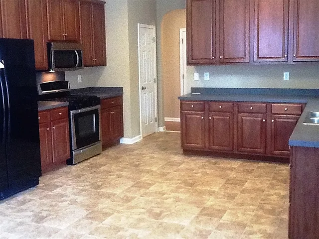 4 bed, 2.5 bath, 2744 sqft, $3,550 — Photo 2