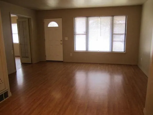 3 bed, 1100 sqft, $1,200 — Photo 2