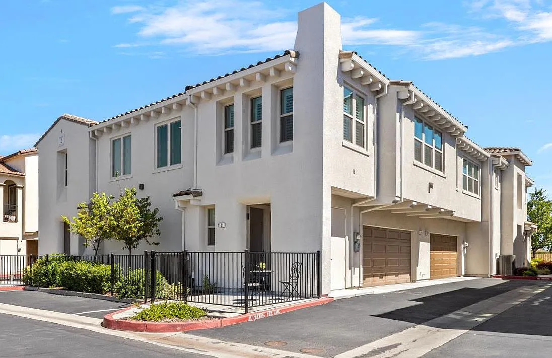 5301 E Commerce Way Unit 2101 photo 1