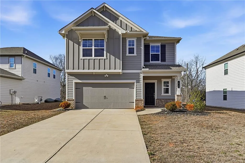 5 bed, 2.5 bath, 2500 sqft, $2,400 — Photo 1