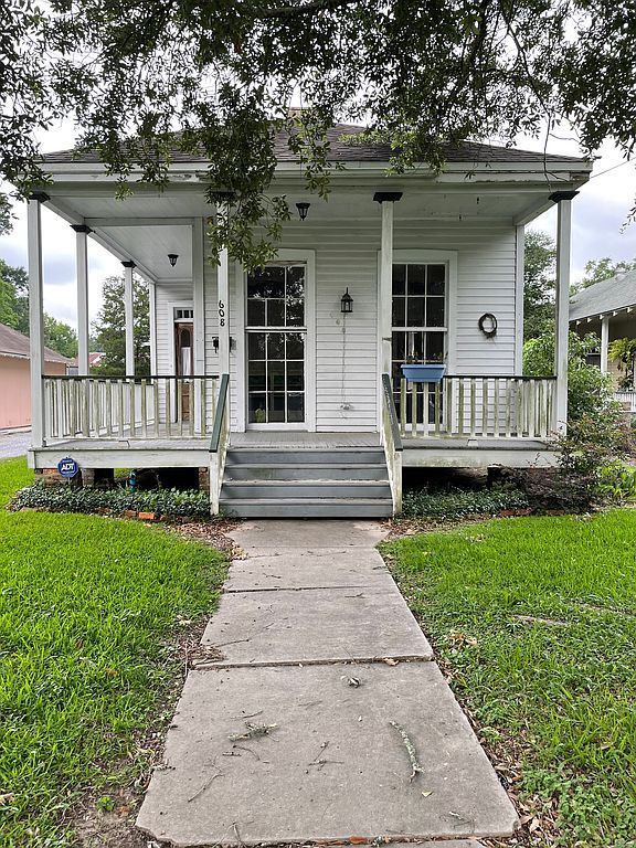 608 E Main St - Property Image