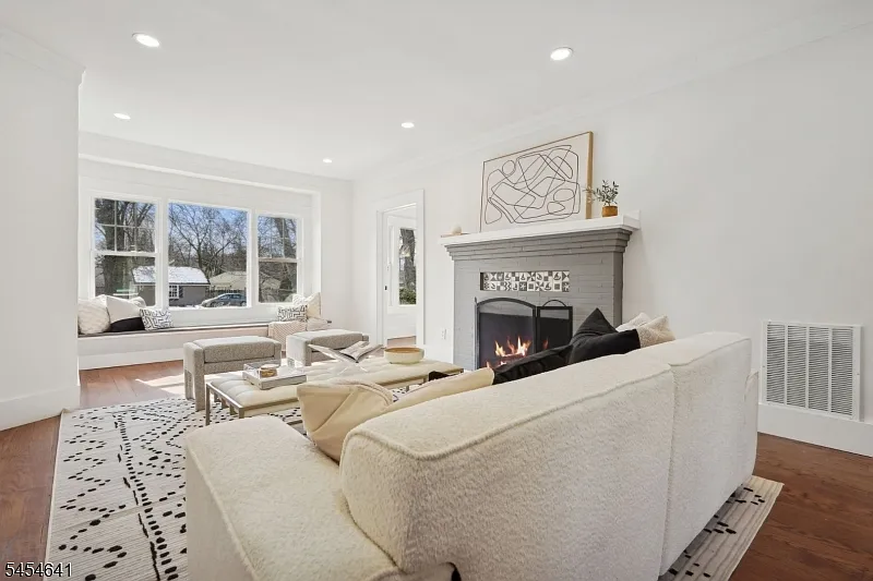 5 bed, 5.0 bath, $8,500 — Photo 3