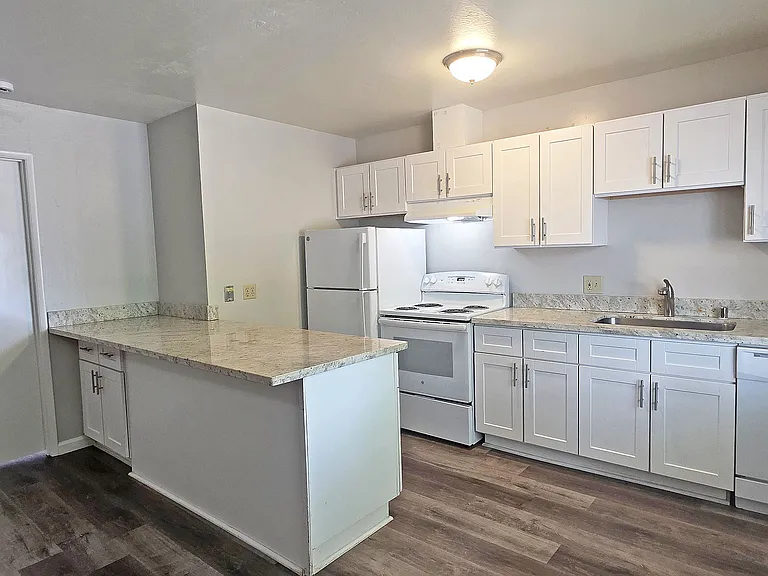 3250 Wright St — Photo 3