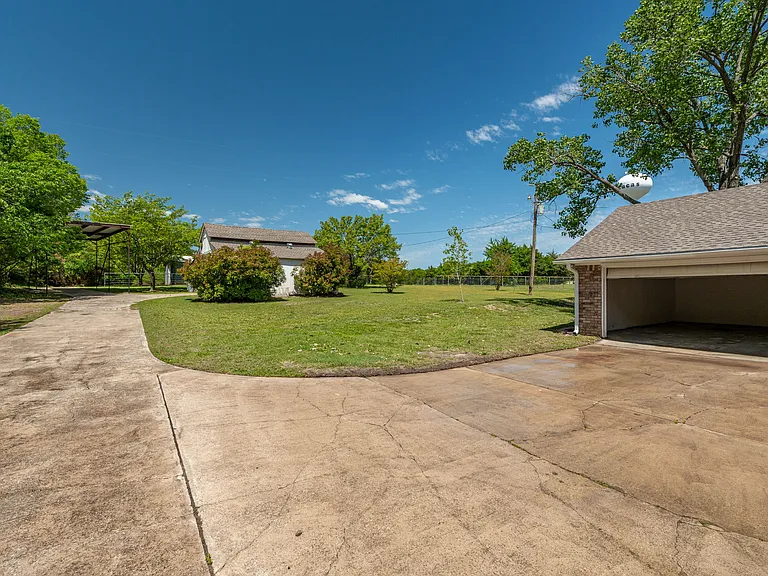 1905 Shady Ln — Photo 17