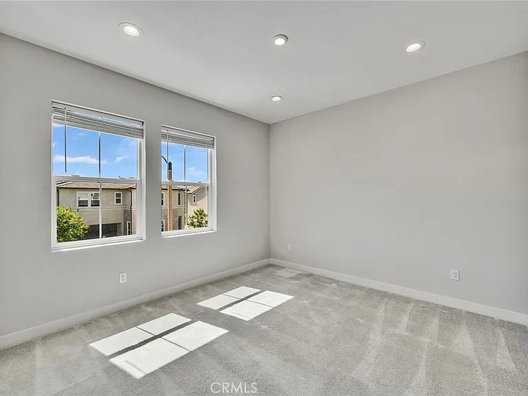 141 Edna Pkwy — Photo 42