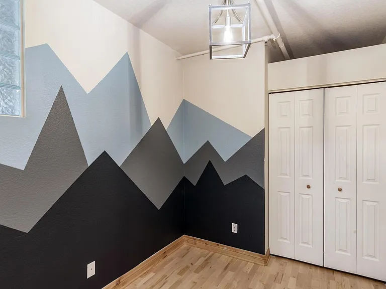 2nd bedroom, ideal for office or nursery.