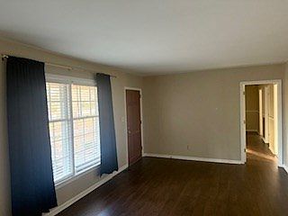 4th image of 1304 Robin St