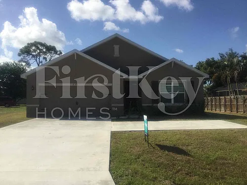 2472 SE Floresta Dr Photo 1