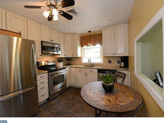 5th image of 2415 Tapley Ln