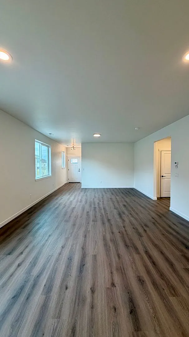 Brand New & Beautiful! 3 bed, 2 ba, Quartz Countertops and More! — Photo 4