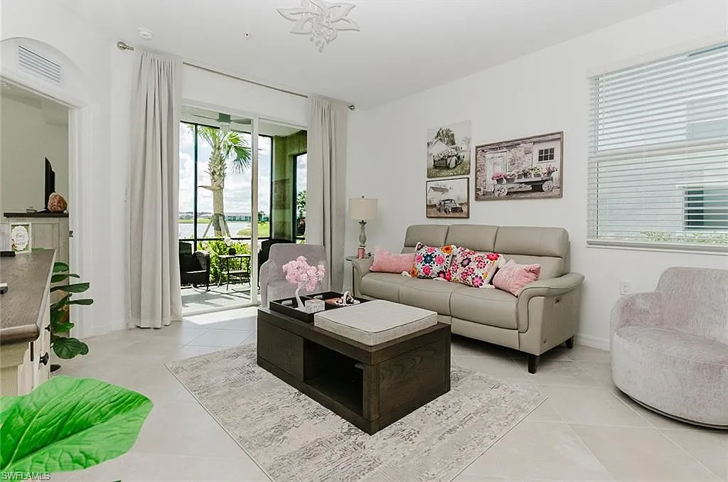 3 bed, 2.0 bath, 1301 sqft, $5,995 — Photo 3