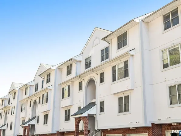 28 Legend Hills Dr Unit 28, Edgewater, NJ 07020