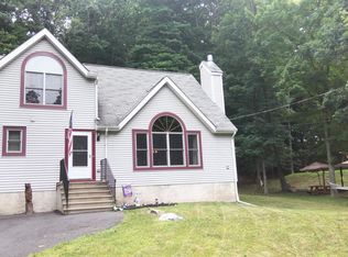 1097 Maple Lake Dr, Bushkill, PA 18324