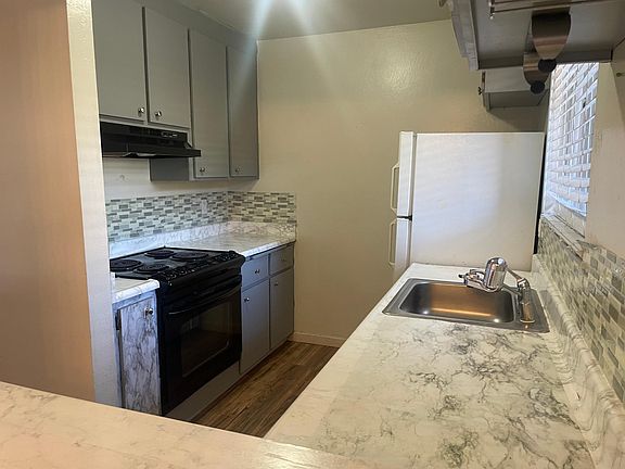 4th image of 420 Washington St APT B