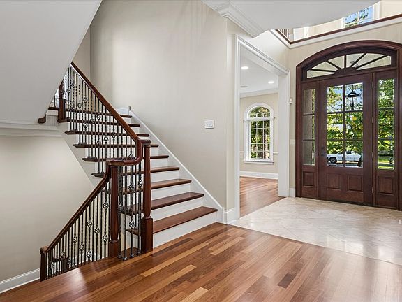 3rd image of 580 Greenwood Rd