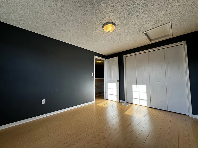 37 Northcliffe Cres — Photo 4