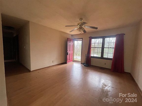 4th image of 960 Bond Ave