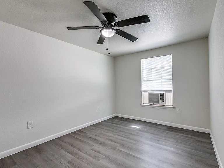 Elmwood Triplex — Photo 16