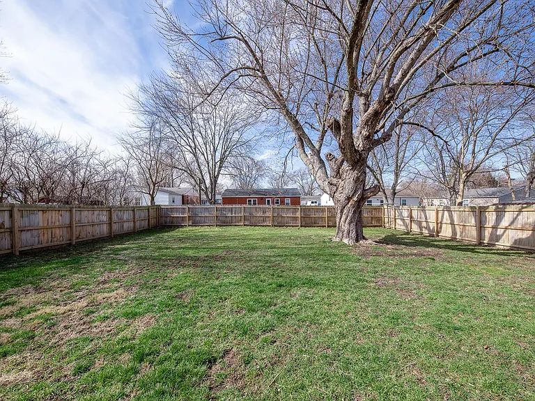 1021 Olympia Dr — Photo 4