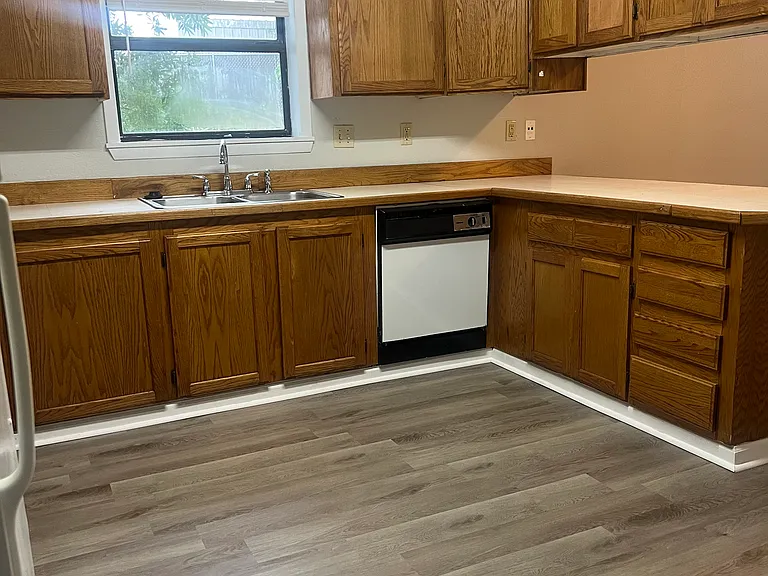 100 E Rock St #A — Photo 4
