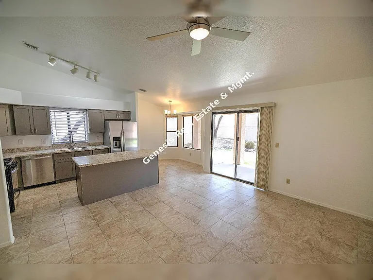 10019 N Roxbury Dr — Photo 18
