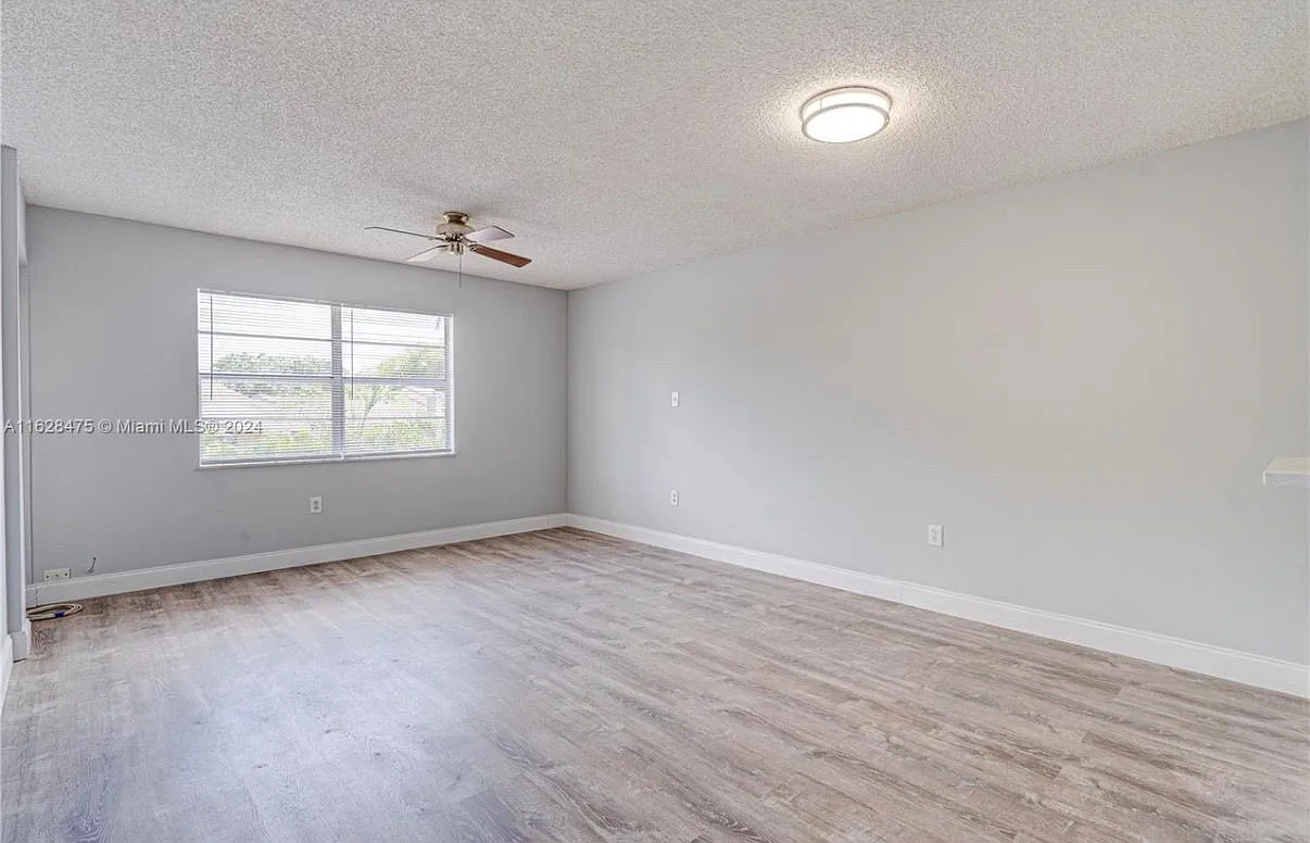 2 bed, 950 sqft, $1,900 — Photo 2