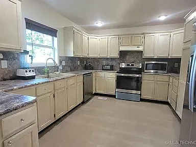 60405 E 252nd Ln — Photo 6