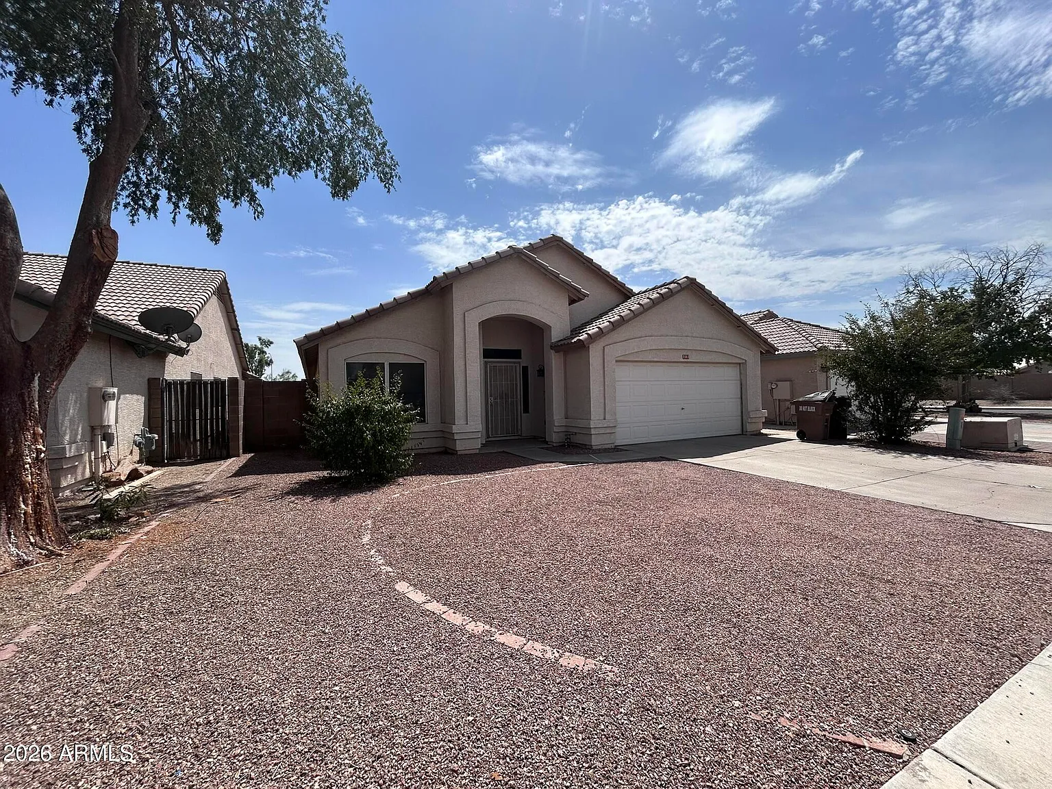 3 bed, 2.0 bath, 1833 sqft, $2,000 — Photo 2