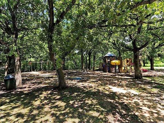 3rd image of 2605 Plantation Dr