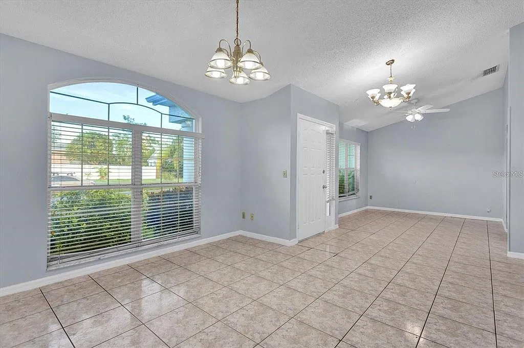 4 bed, 2.0 bath, 1910 sqft, $2,700 — Photo 4