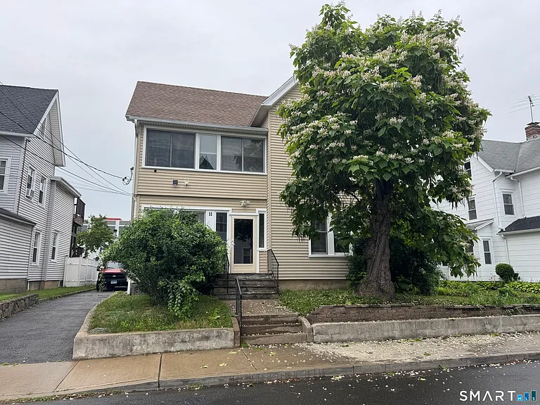 11 Betts Pl — Photo 2
