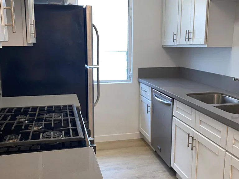 1638 Granville Ave #5 — Photo 6