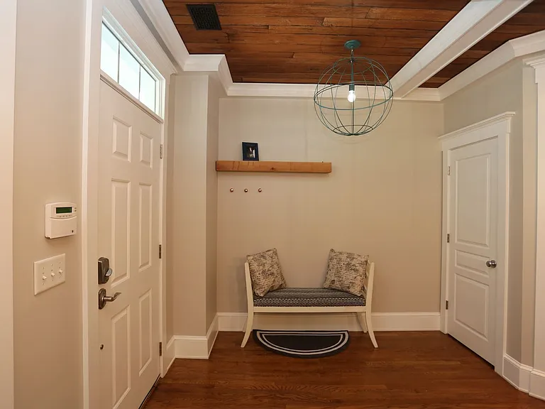 219 Lake View Dr — Photo 2