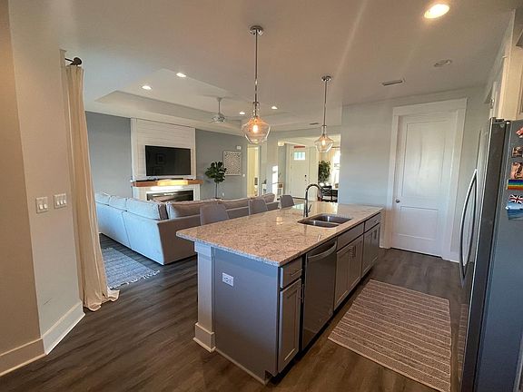 Large gourmet-style kitchen island